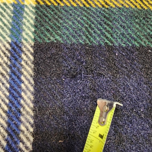 VINTAGE Virgin Wool Made In Scotland Plaid Tartan Blanket Poncho Tassels - Picture 15 of 16
